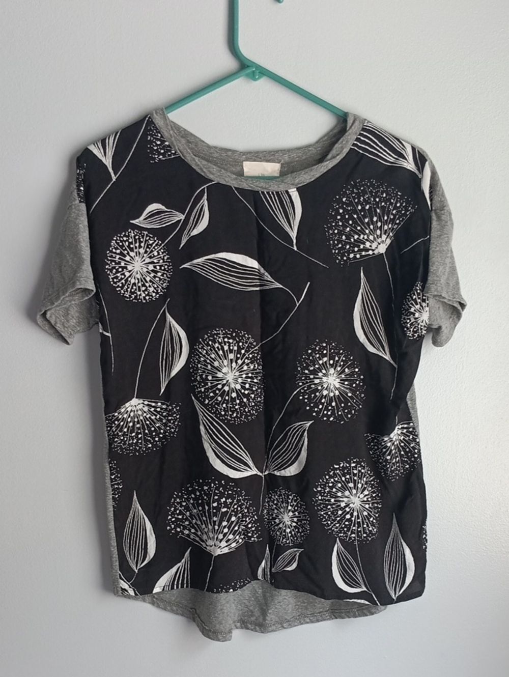 T.la Women’s Black & Gray Floral Short Sleeve Top